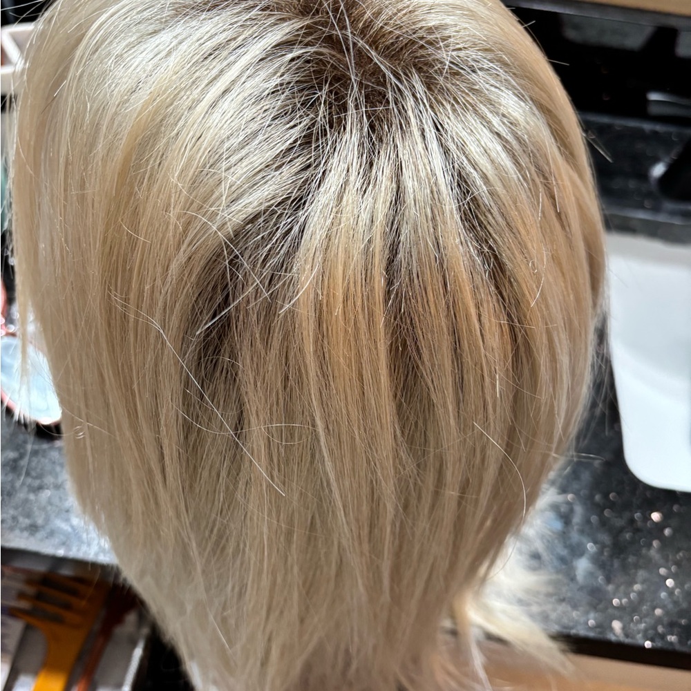 Blonde Women's Wig - Picture 5 of 10